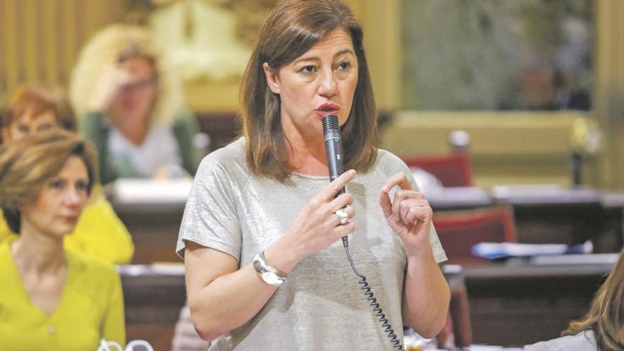 La presidenta del Govern, Francina Armengol, contestando ayer en el pleno del Parlament.