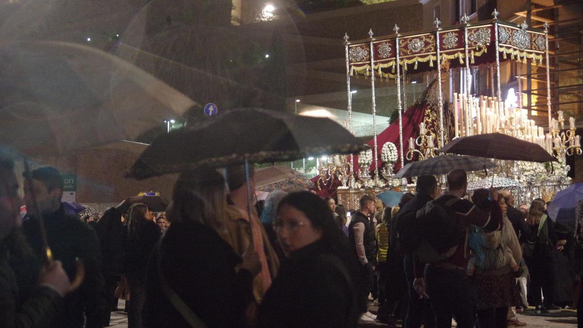 La lluvia cogió en la calle Descendimiento, camino de su casa hermandad este Viernes Santo