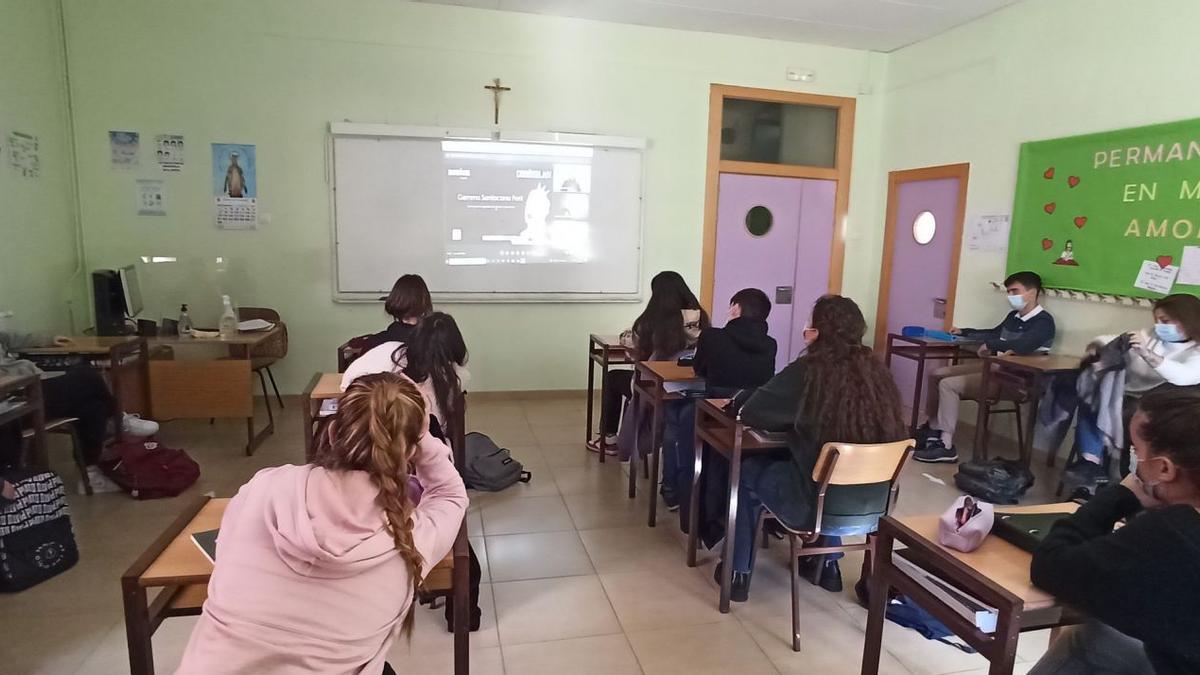 Una de las clases del colegio Medalla Milagrosa, durante la conferencia online que se ofreció sobre ciencia.