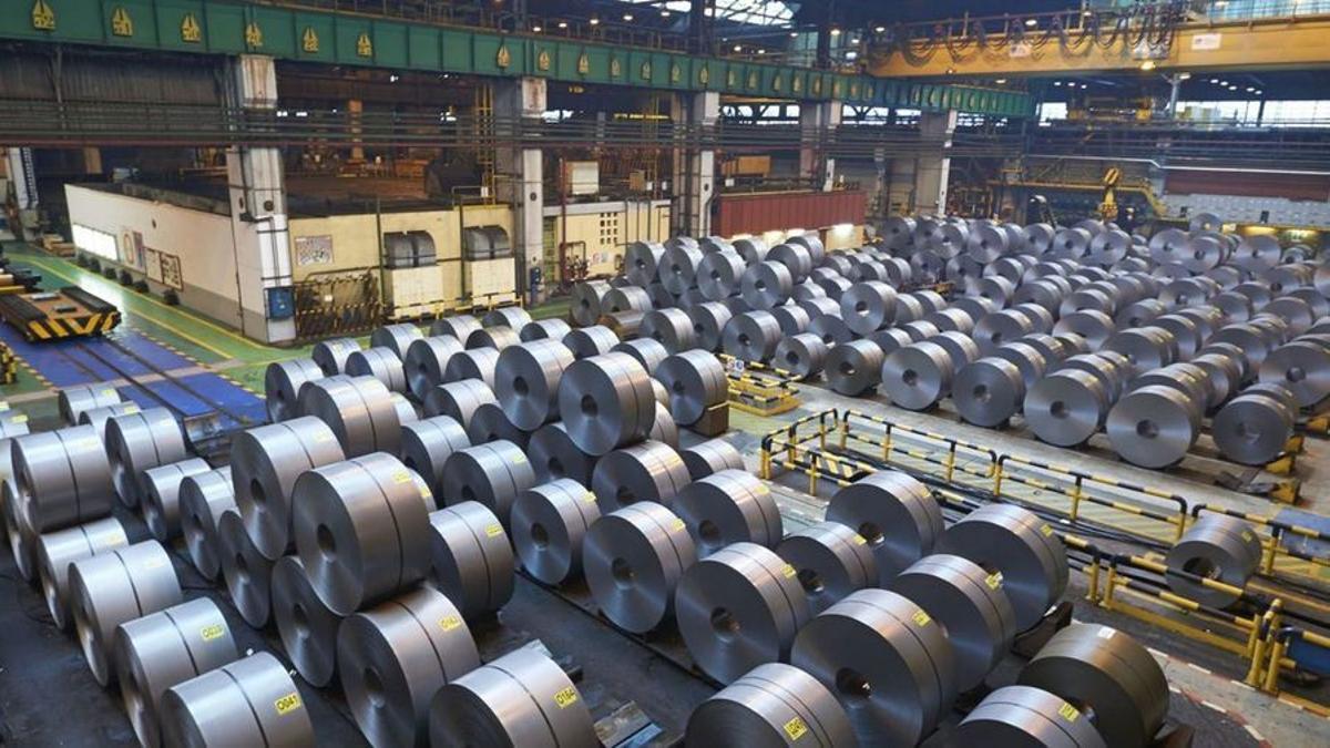 Bobinas de acero galvanizado en las instalaciones de ArcelorMittal en Avilés.