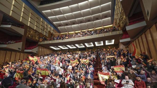 Mitin de Vox en Palma: Aplausos al grito de "¡Fuera moros!"