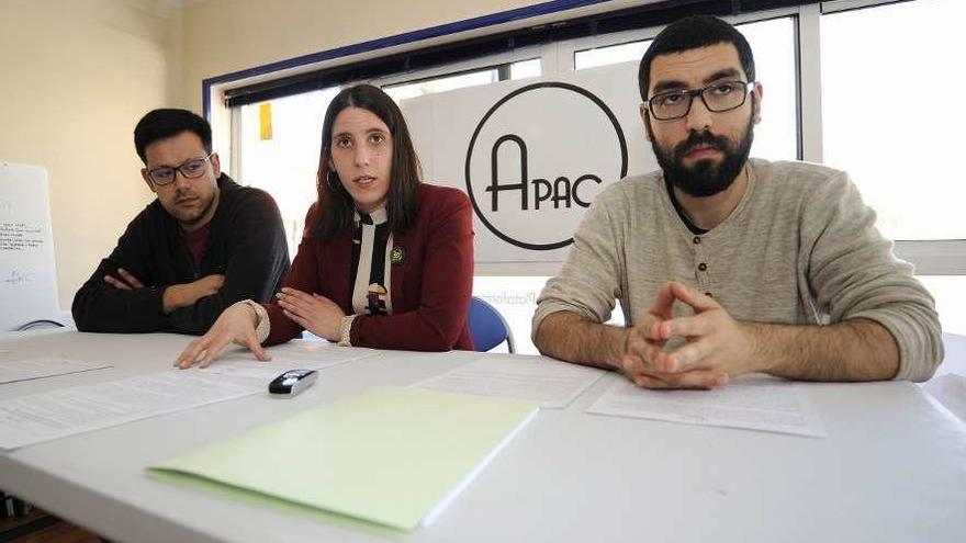 Peña, flanqueada por Jacobo Vázquez y Antón Blanco, ayer, en la sede de APAC. // Bernabé/Javier Lalín