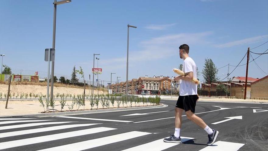 El Ayuntamiento reabre al tráfico la avenida de Málaga tras su reforma