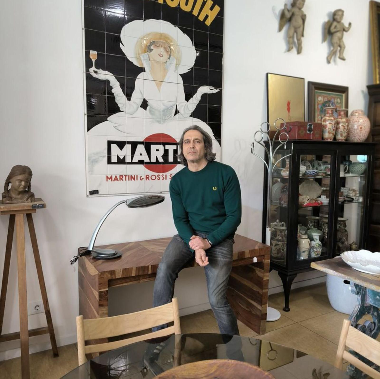 Pablo en Decadent, su espacio ecléctico de arte y decoración.