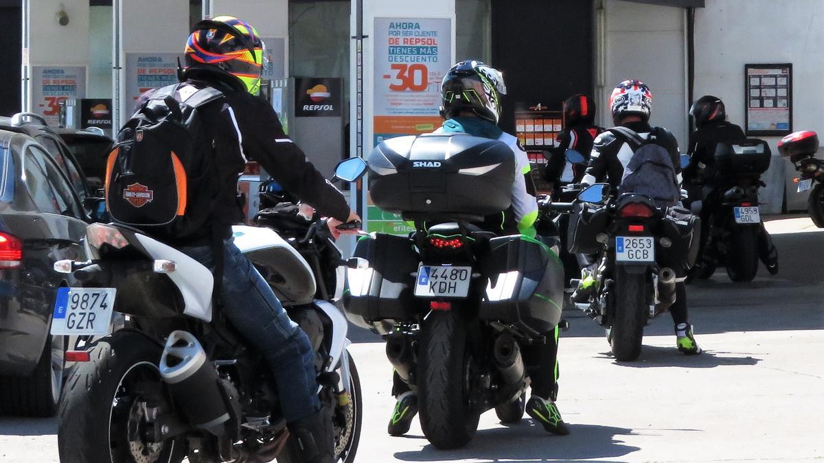 Colas de motoristas en los surtidores de la gasolinera de la localidad.