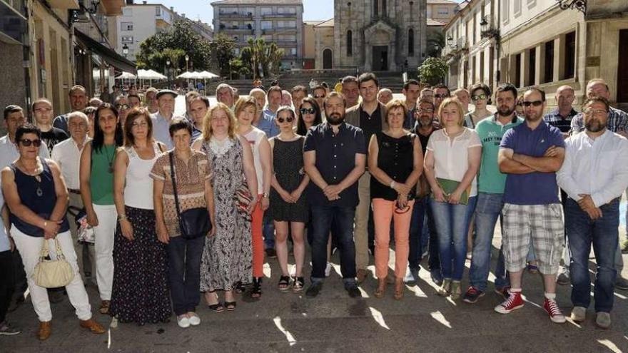 Rafael Cuiña congregó ayer a los alcaldes de las parroquias y miembros de su gobierno en el Kilómetro Cero de Lalín. // Bernabé/Javier Lalín