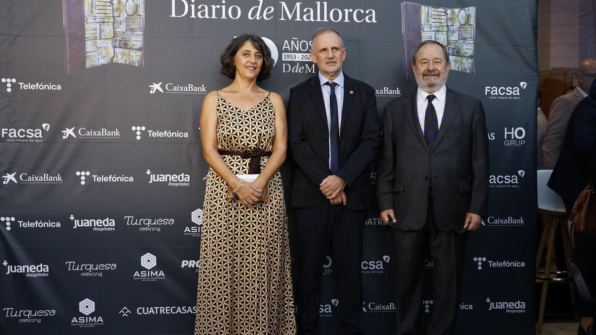 Marisa Goñi, directora de Diario de Mallorca; Jaume Carot, rector de la UIB y Vicente Rotger, consejero de Editora Balear.