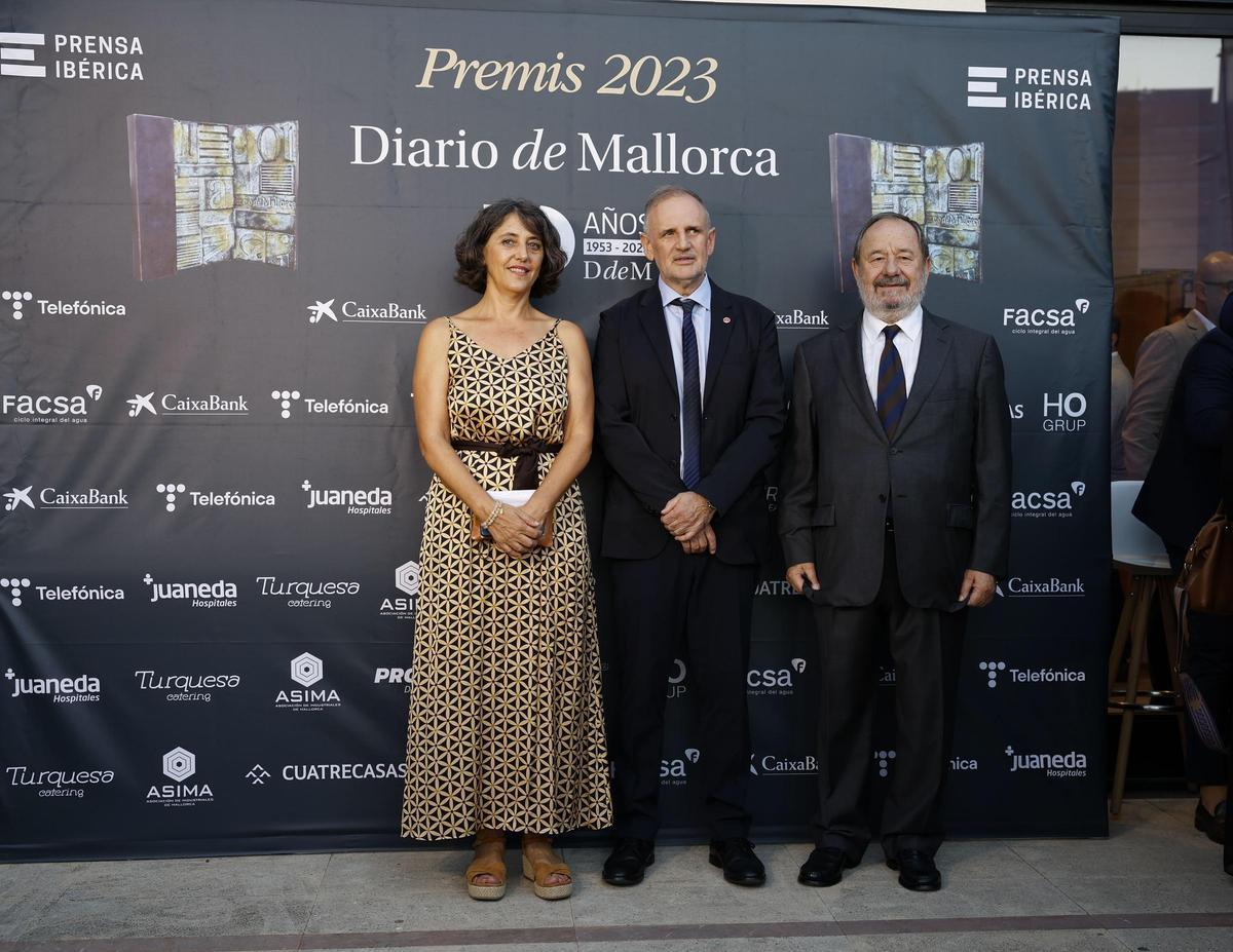 Marisa Goñi, directora de Diario de Mallorca; Jaume Carot, rector de la UIB y Vicente Rotger, consejero de Editora Balear.