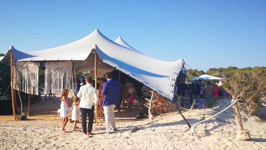 Unbekannte feiern Hochzeit in den geschützten Dünen von Es Trenc