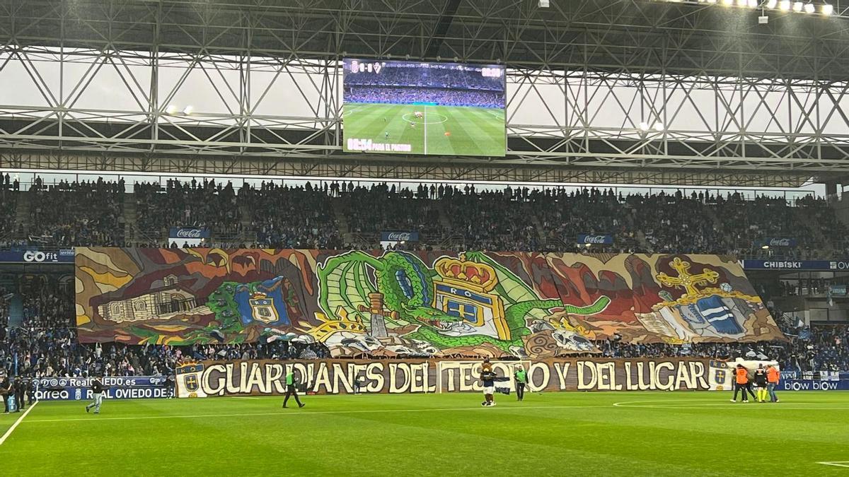 Gran ambiente en el Tartiere, tifo incluido, antes del play-off del Real Oviedo contra el Eibar.