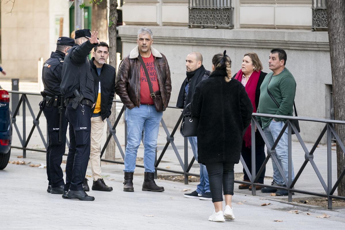 Tripulantes del &quot;Playa de Menduíña Dos&quot;, en Madrid, cuando acudieron a declarar a la Audiencia Nacional.