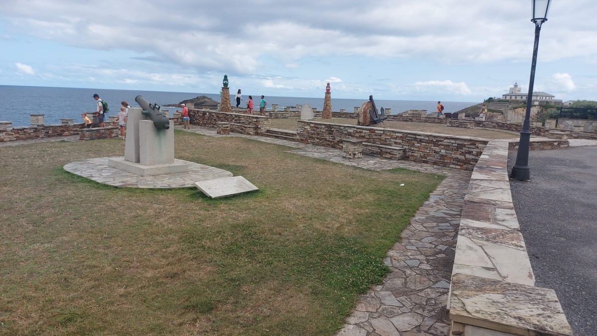 Turistas, este miércoles, en el mirador de Os Cañóis.