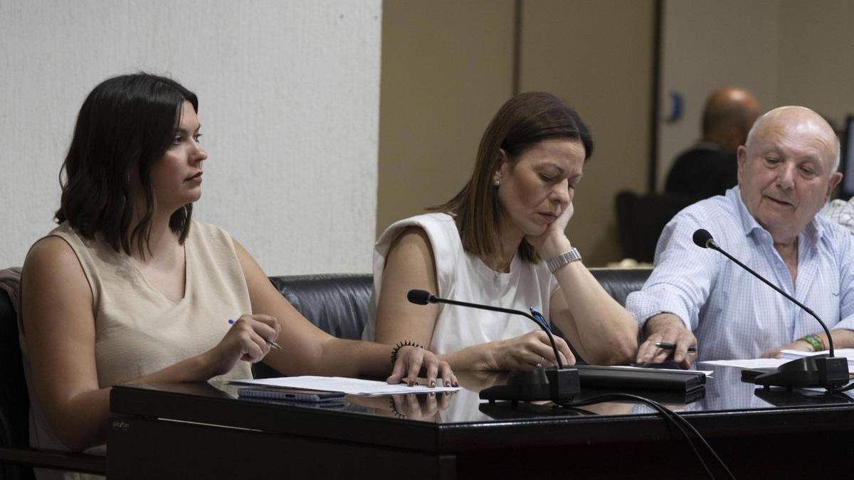La edil Mar Chordá, a la izquierda, en el último pleno.