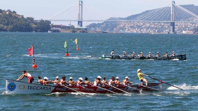 Las traineras de Bueu y Samertolaméu, durante la regata de ayer. // FDV