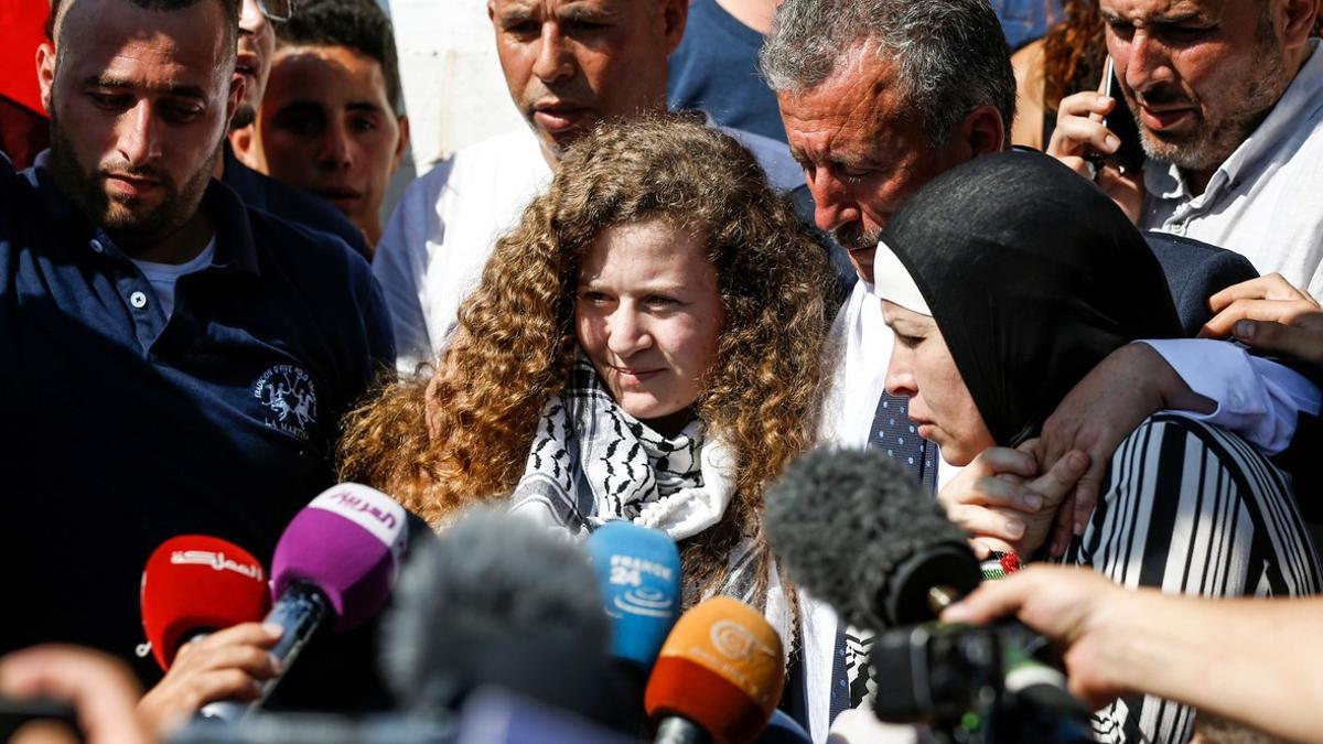 Ahed Tamimi atiende a los periodistas tras salir de la cárcel, donde ha permanecido siete meses y dos semanas