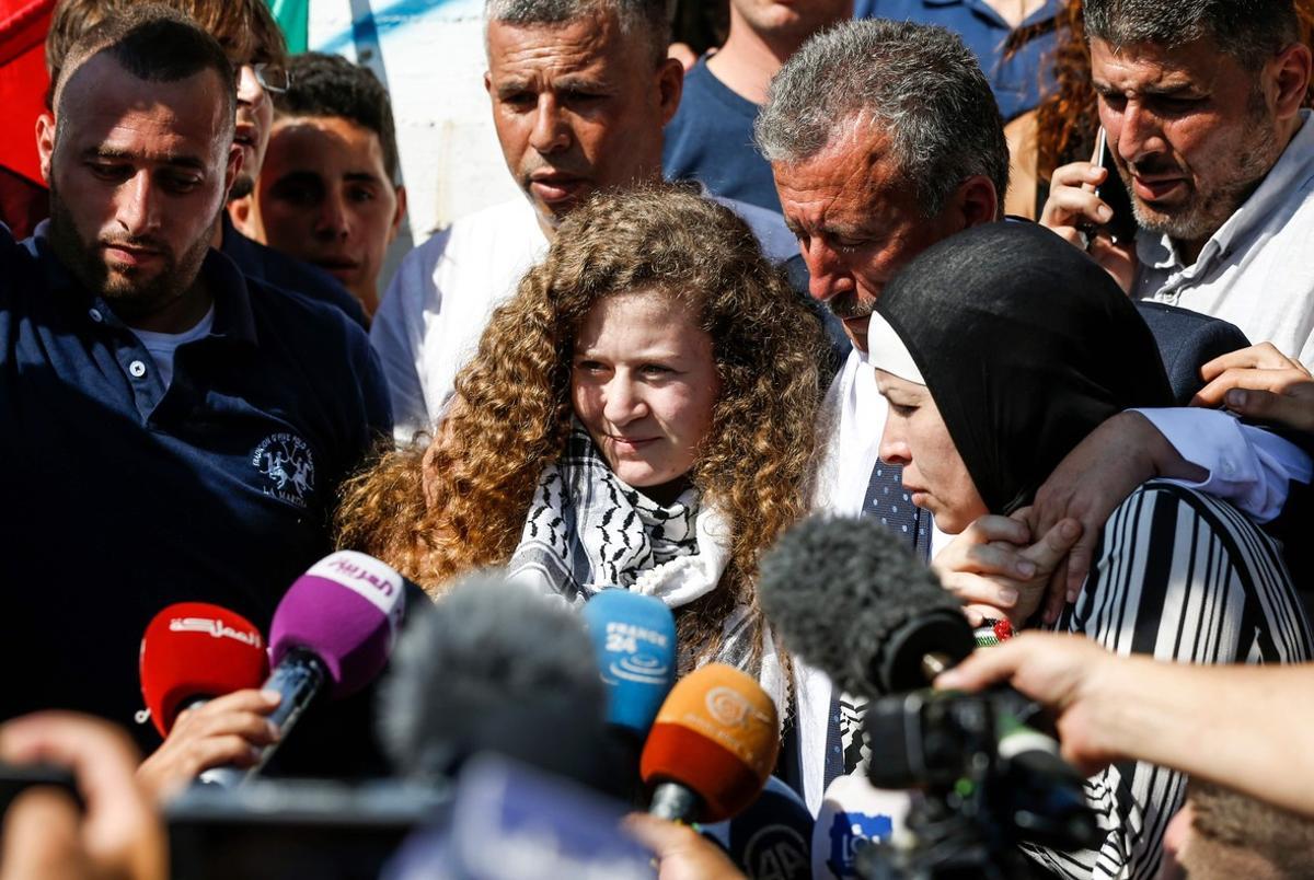 Ahed Tamimi atiende a los periodistas tras salir de la cárcel, donde ha permanecido siete meses y dos semanas.