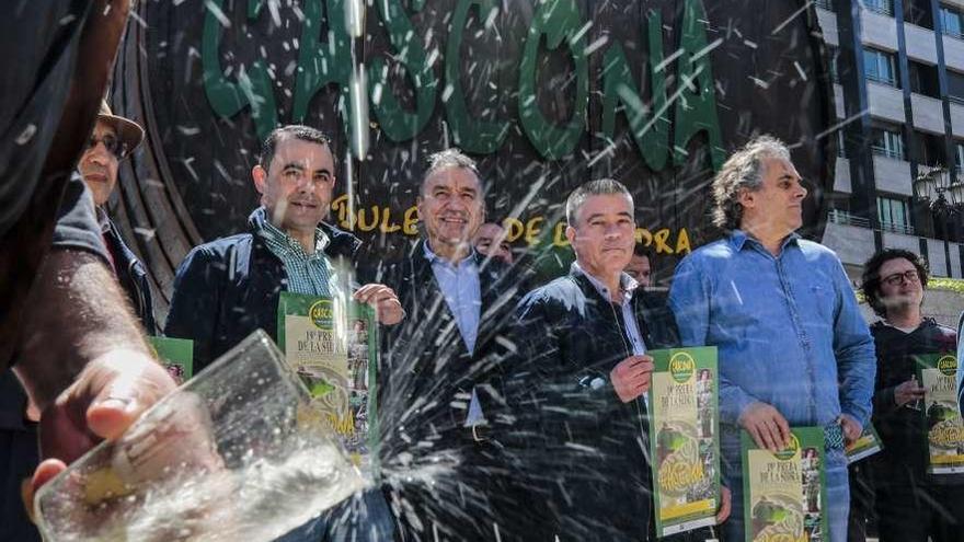 Algunos de los asistentes a la presentación de la Preba, ayer, en la calle Gascona, detrás de un escanciador.