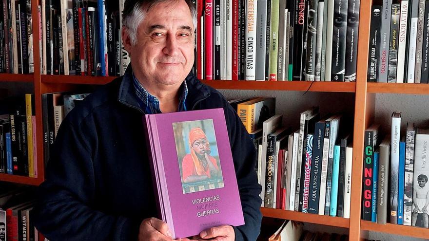 Gervasio Sánchez con su libro.