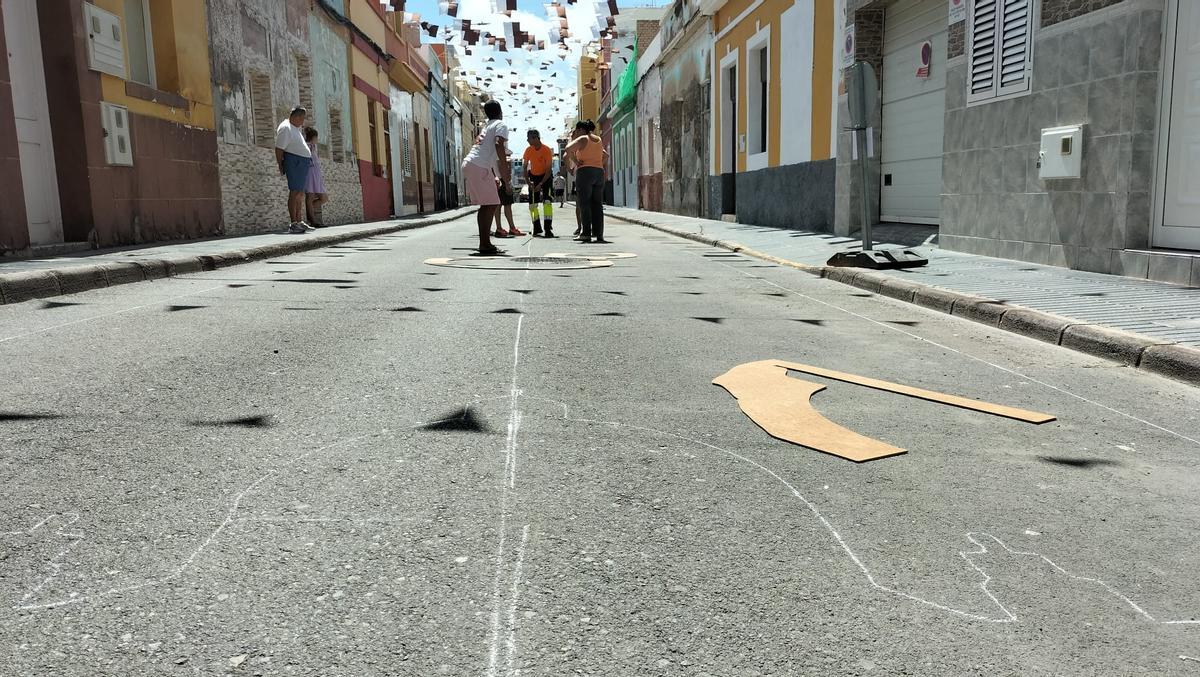 Así preparan las alfombras de La Isleta