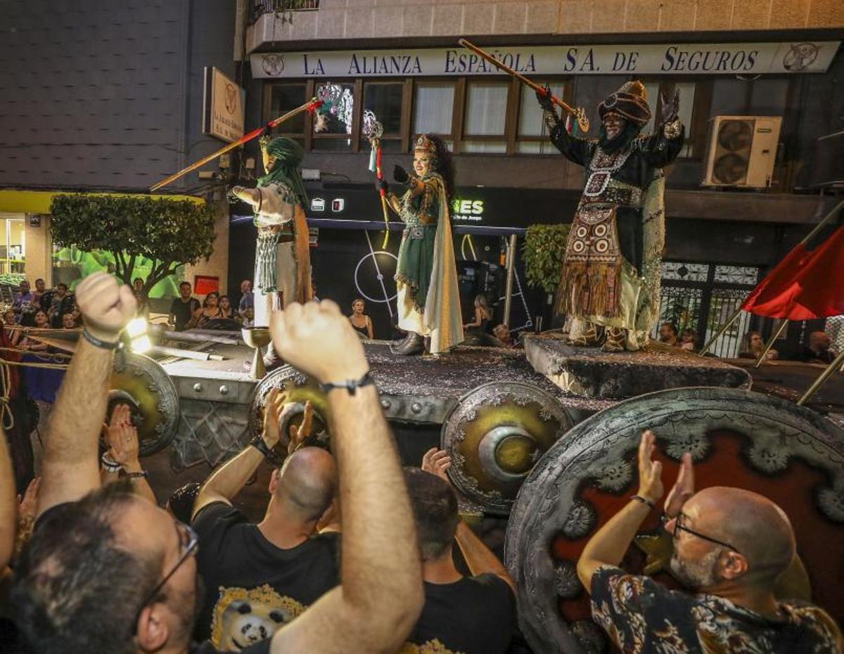 El capitán del bando Moro recreó anoche la entrada en Elche con un espectáculo cargado de simbolismo hacia los orígenes de los Abencerrajes. | ANTONIO AMORÓS