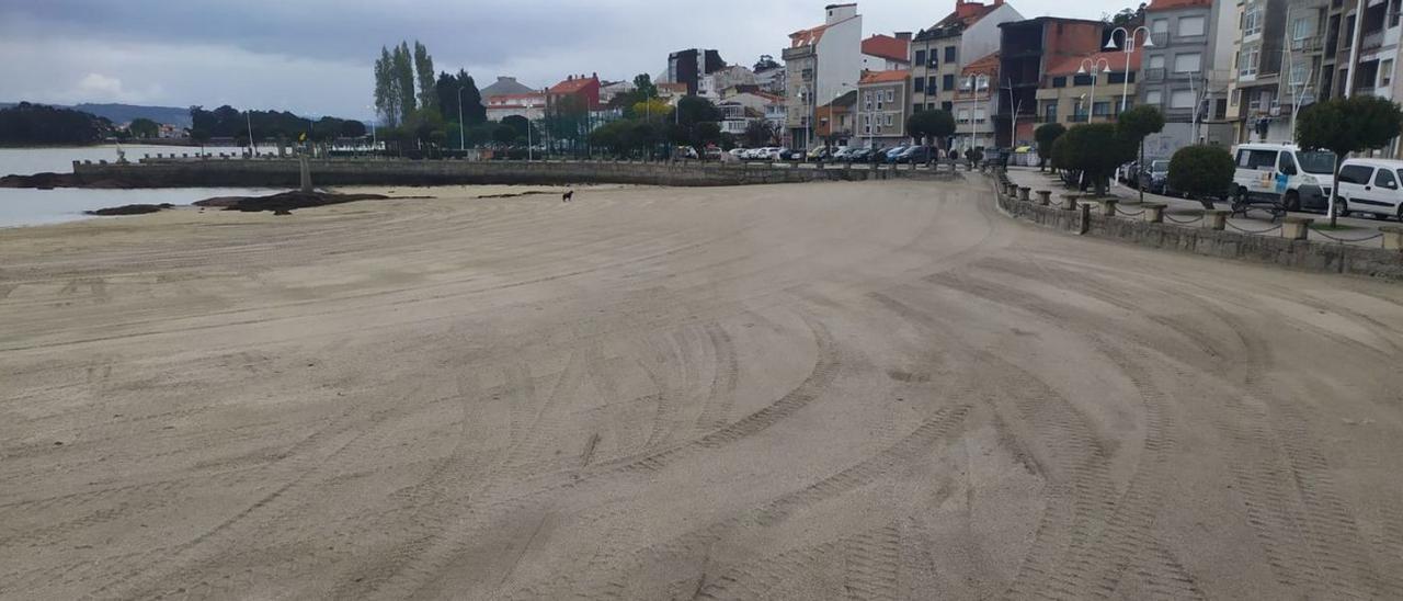 Así quedó ayer la playa urbana de Peralto-Confín tras su acondicionamiento.  | // FDV
