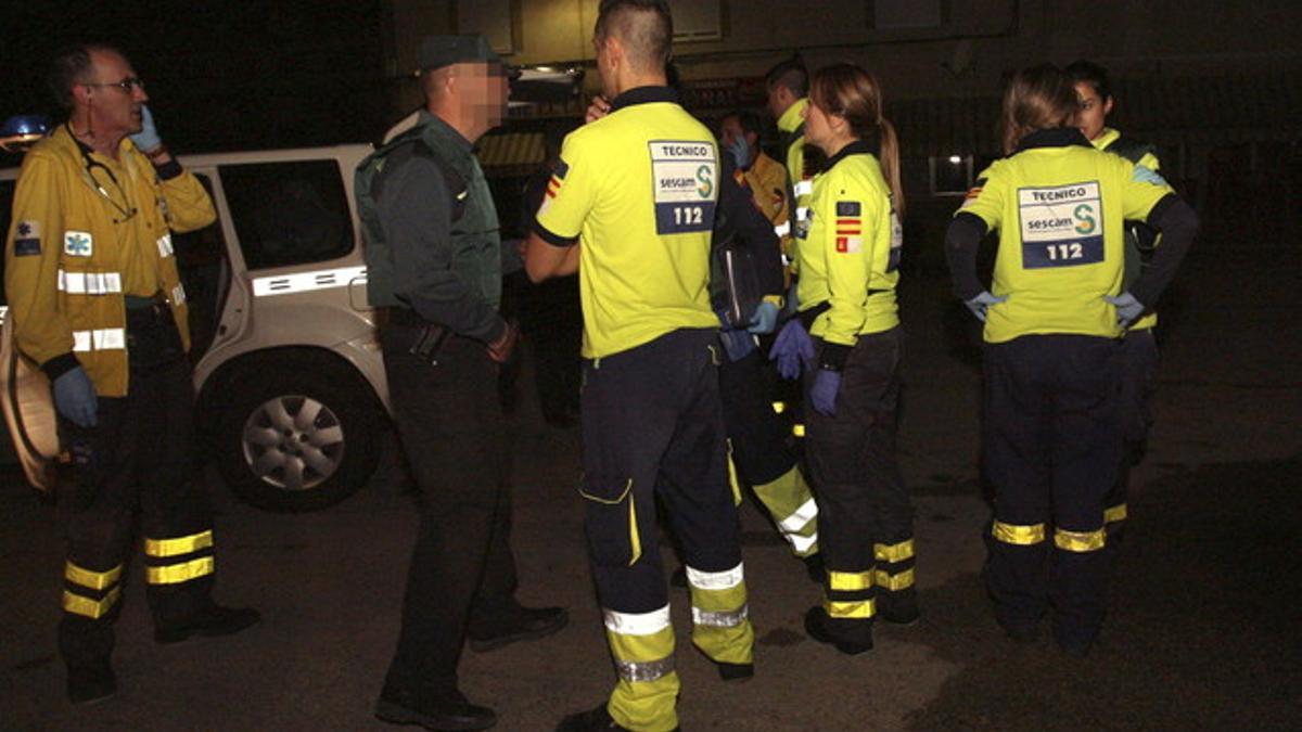 Policías y servicios de emergencia, anoche, en el lugar de los hechos.