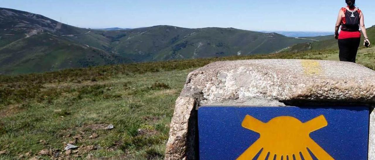 Peregrinos en la Ruta de los Hospitales del Camino Primitivo de Santiago, entre Tineo y Allende.