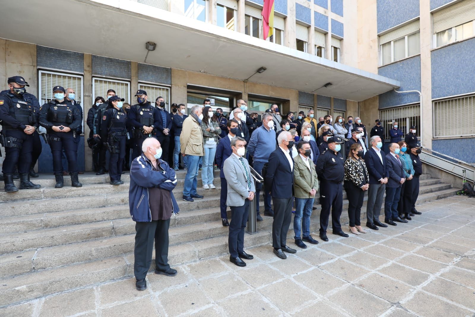 FOTOGALERÍA | Concentración en la Jefatura Superior de Policía de Aragón en repulsa de las agresiones a agentes