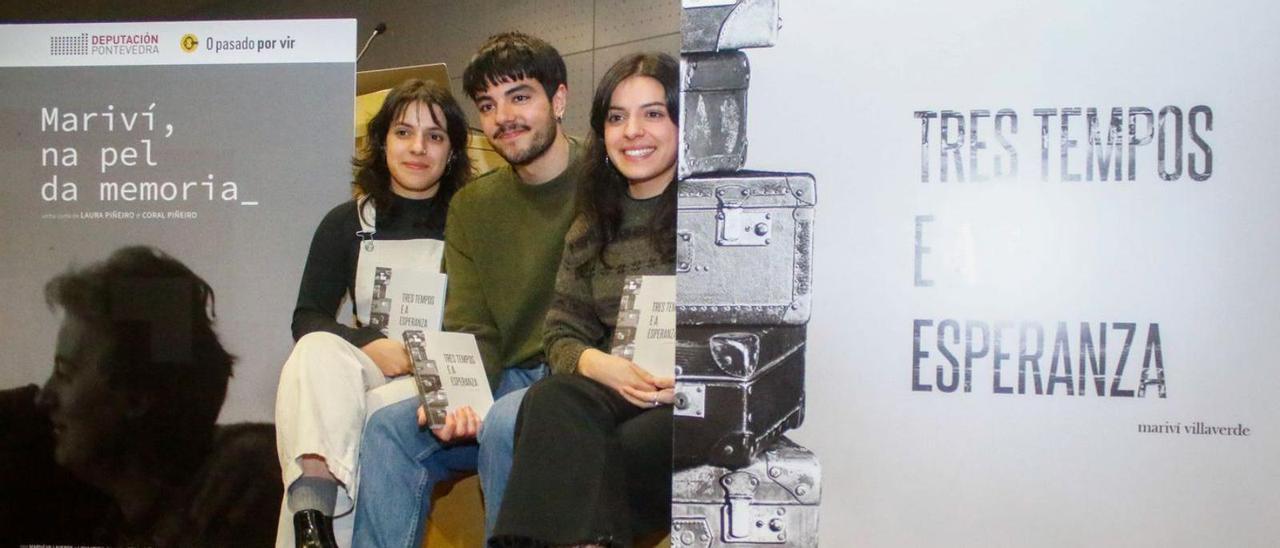 El Auditorio de Vilagarcía acogió ayer la presentación de “Mariví, na pel da memoria”. En la imagen Coral y Laura Piñeiro, con Bruno Arias, los tres guionistas.