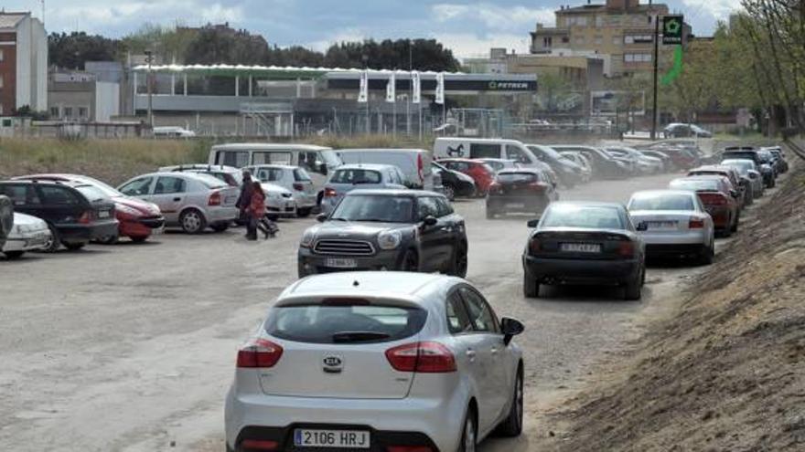 El solar que s&#039;està utilitzant com a aparcament a tocar la carretera N-260.