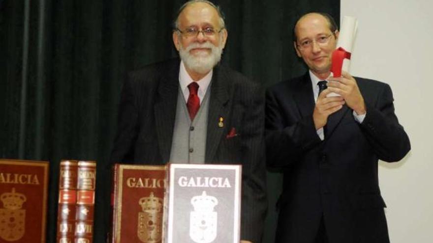 Carlos Acuña (drcha) muestra el premio que recibió de manos del marqués de Casa Real.  // Gustavo Santos