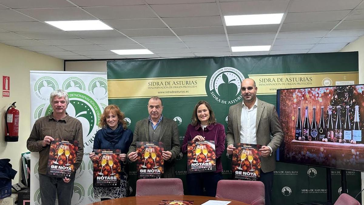 Por la izquierda, Luis Arrontes, Lorena Villar, Jorge García, Begoña López y Daniel Ruiz, durante la presentación de la campaña navideña de la DOP Sidra de Asturias.