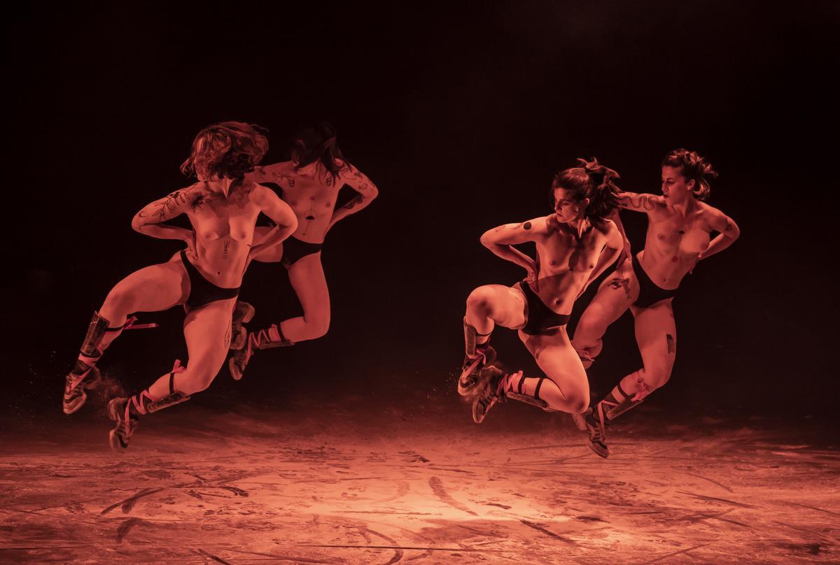 La compañía de danza Mucha Muchacha y Los Voluble, durante su obra Para cuatro jinetes