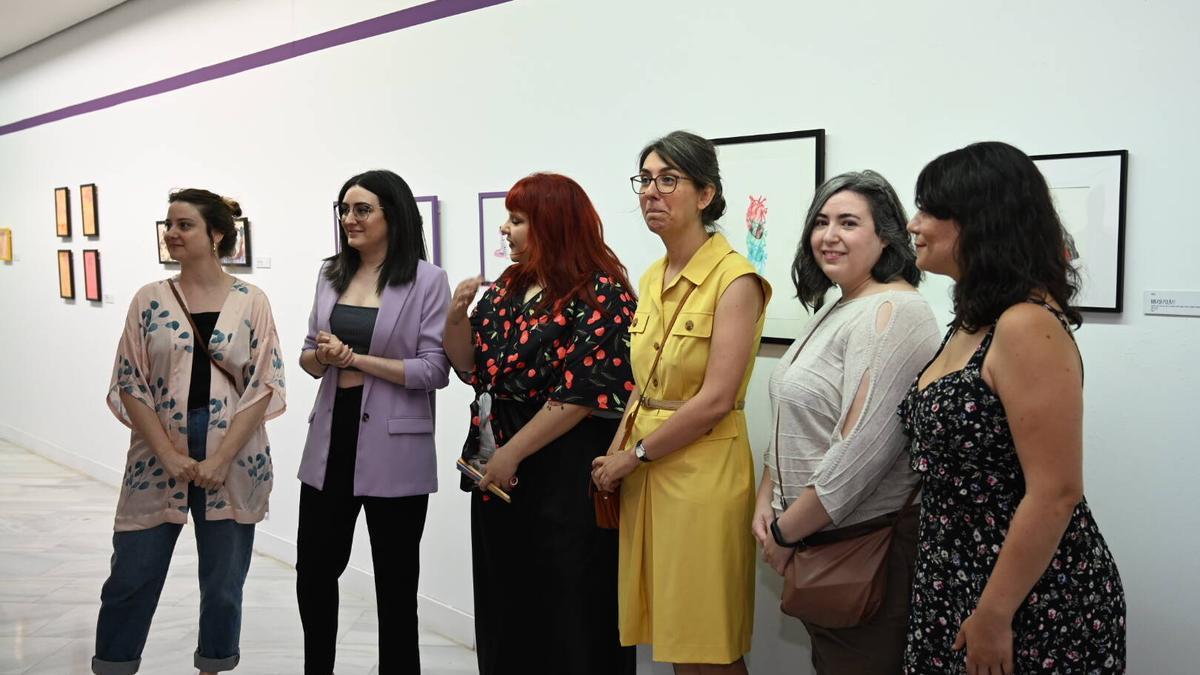 Las cinco artistas y la comisaria de la exposición, ayer en la sala Europa de Badajoz.