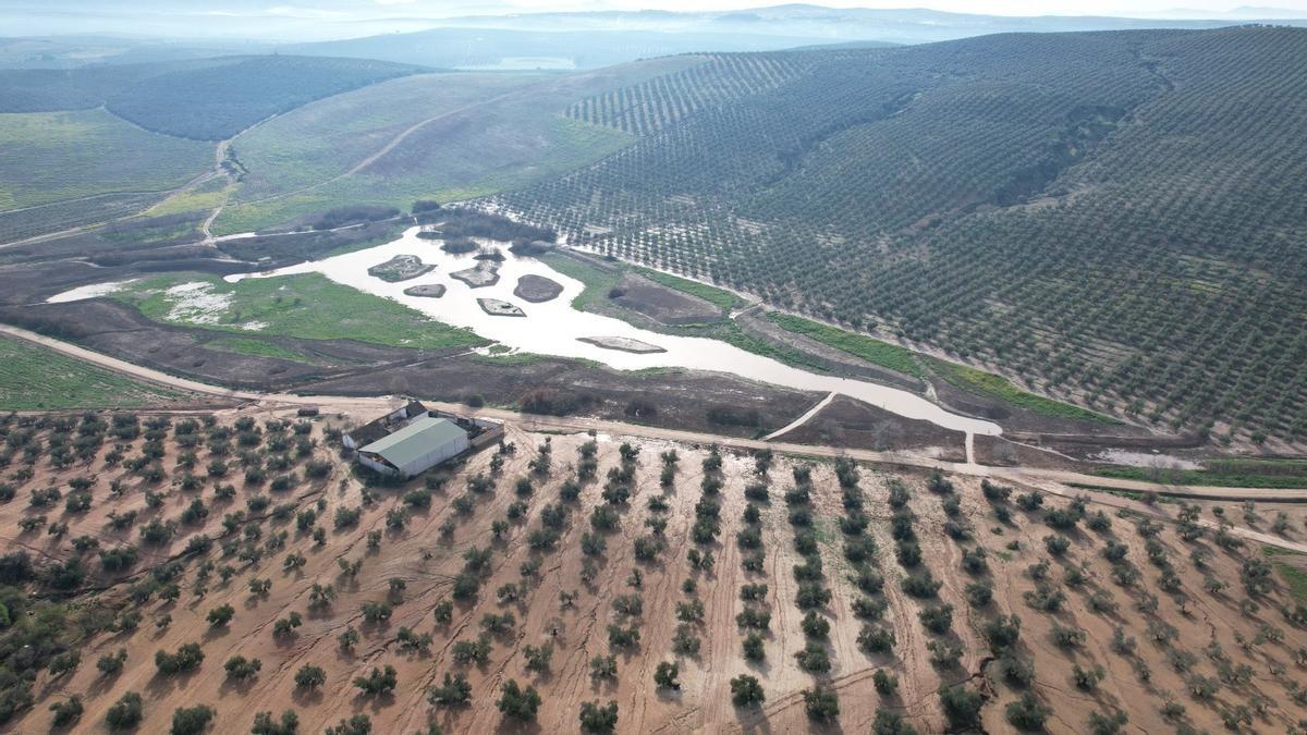 Vista aérea del aspecto que presenta en la actualidad la Laguna Jarata tras las intensas lluvias registradas en las últimas semanas.