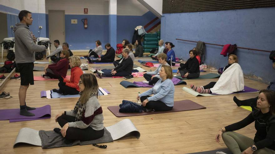El taller de yoga para combatir el estrés postdana reúne a más de 30 afectados de Algemesí