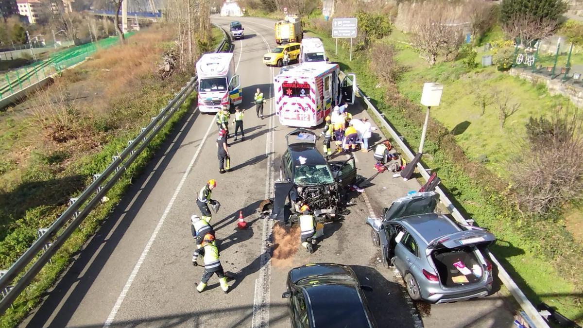 El accidente mortal en el Corredor del Nalón, con el vehículo de Santana, de color negro, en el centro, destrozado.