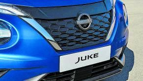 El Juke Hybrid compta amb característiques pròpies com la nova graella davantera amb el nou logotip de Nissan