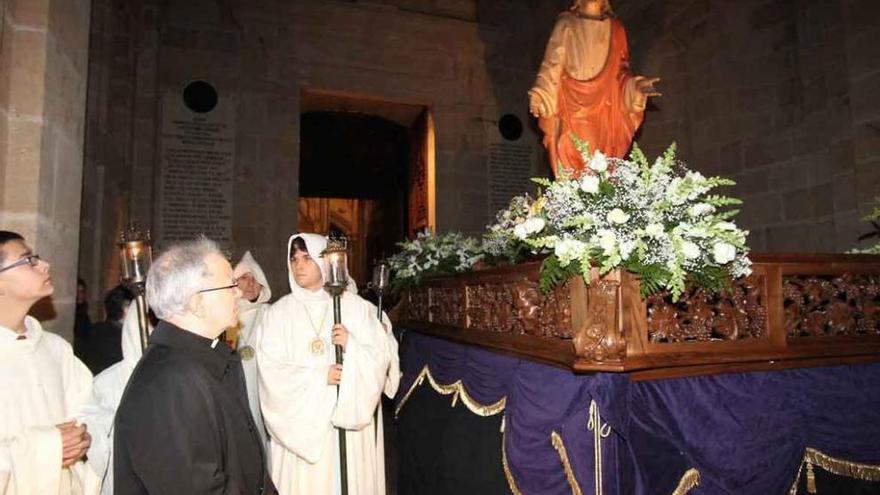 El obispo de Zamora, Gregorio Martínez Sacristán, observa la imagen titular de Luz y Vida.