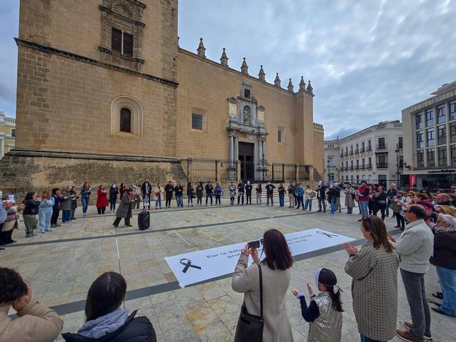 Fotogalería | Concentración en memoria de Belén Cortés en Badajoz