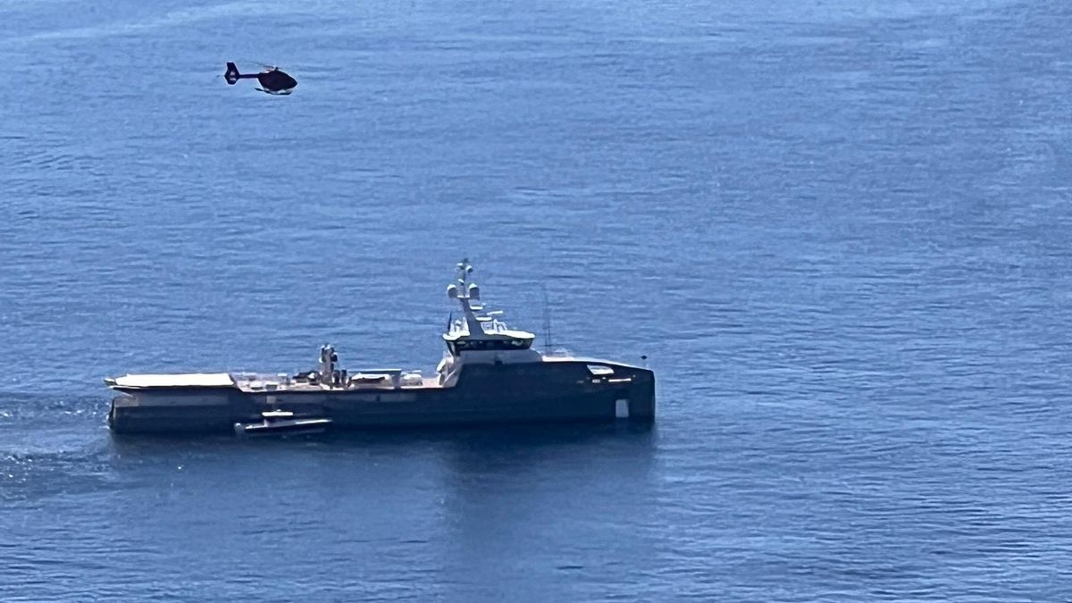 Der Hubschrauber über dem Meer.