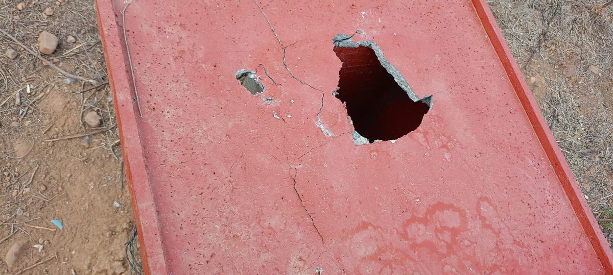 Destrozos en uno de los bebederos de animales en el coto de Villanueva de las Peras.
