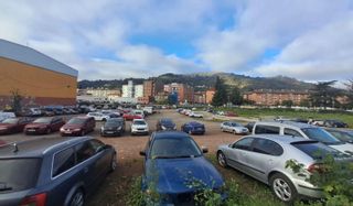 Mieres aún depende de descampados para cubrir la demanda urbana de aparcamiento
