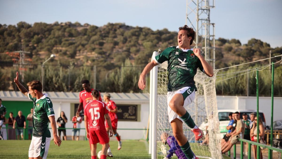 Tellechea celebra el primer gol del Cacereño al Santa Amalia.