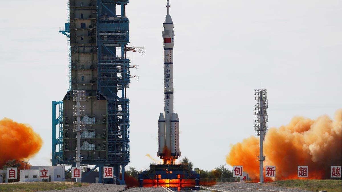 La nau xinesa Shenzhou-12 arriba a la Terra amb tres astronautes a bord