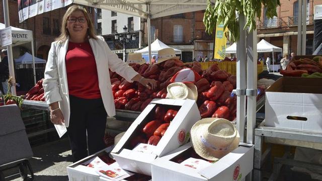 Isabel Ruiz Mateo, en la Feria del Pimiento de Benavente con producto certificado por la IGP. | E. P.