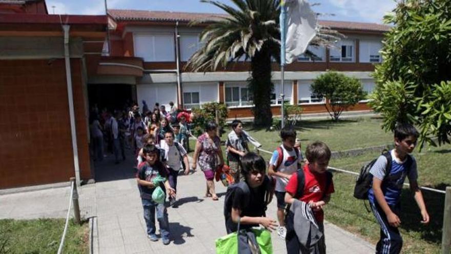 Xunta y Concello estudian el proyecto de reposición de la cubierta del colegio de Figueiroa.  // Bernabé