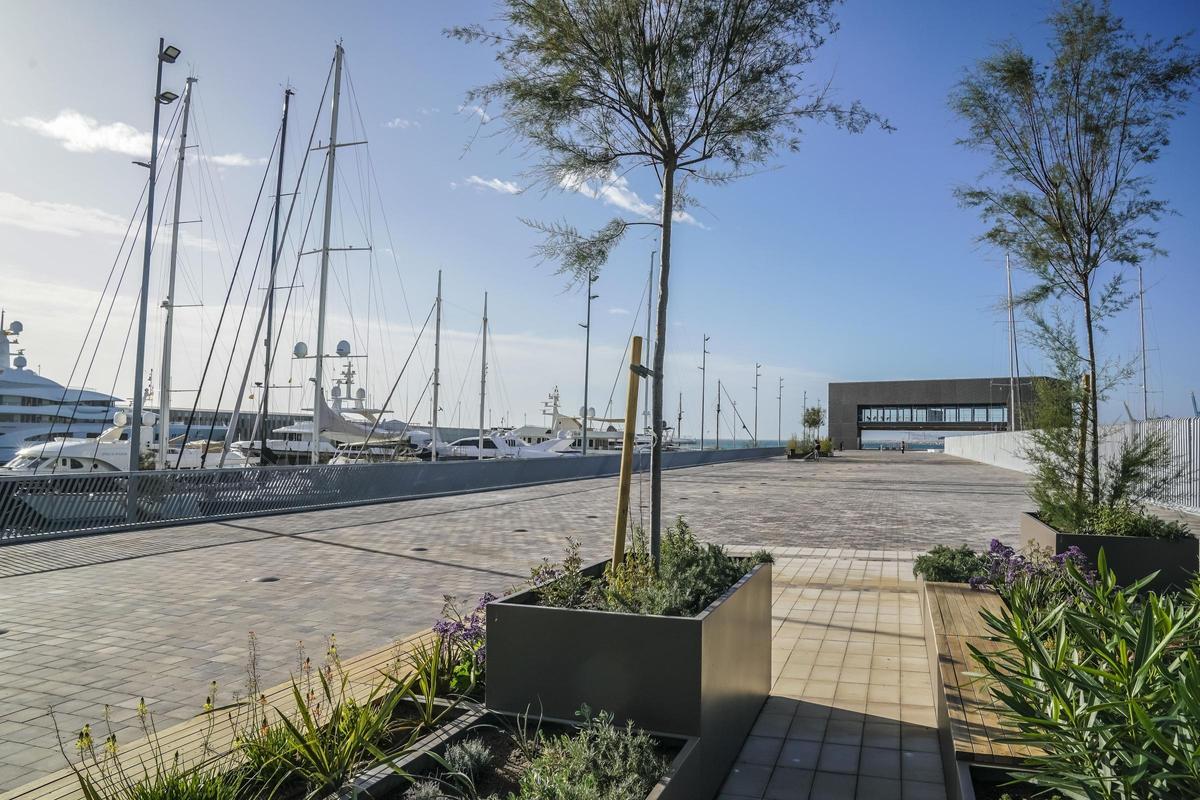 Nuevo paseo de la rambla del rompeolas en el Puerto de Barcelona, con el edificio Mirador al fondo.