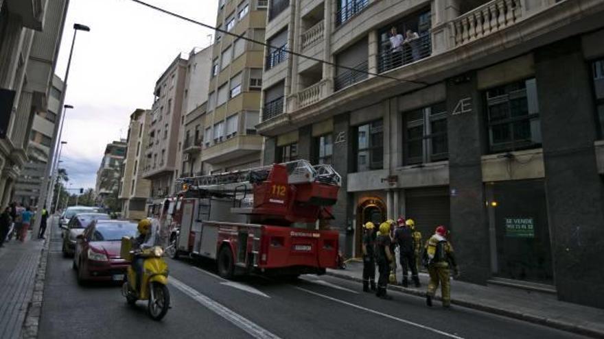 El incendio de un cuadro eléctrico obliga a confinar a vecinos por el humo