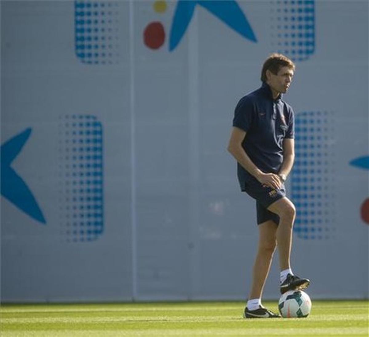 Tito Vilanova supervisa una sessió d’entrenament del Barça a la Ciutat Esportiva.